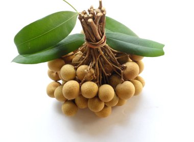 Taze olgun tatlı longan (dimocarpus longan) beyaz arka planda yaprak izole edilmiş meyveler. Taze doğal meyveler sağlıklı tropikal meyveler. Taze longan Thai meyveleri.