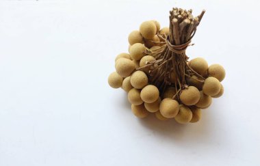 Taze olgun tatlı longan (dimocarpus longan) beyaz arka planda yaprak izole edilmiş meyveler. Taze doğal meyveler sağlıklı tropikal meyveler. Taze longan Thai meyveleri.