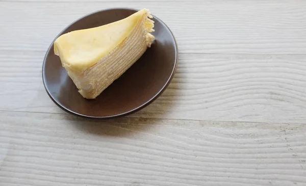 Üst Düz Bir Porsiyon Peynirli Keki Kahverengi Bir Tabağa Koyuyor — Stok fotoğraf