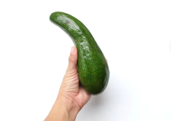 Asyalı bir kadın elinde çiğ taze avokado, uzun boyunda avokado, uzun yeşil avokado beyaz sırt damlasına izole edilmiş sağlıklı meyve. 