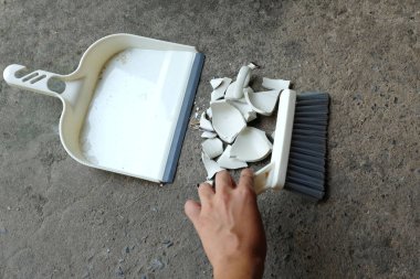 Asyalı kadın elleri süpürge tozu, kırık cam fırça ve çöp. Sağlık ve temizlik, temizlik, temizlik, hizmet, hijyen konsepti.