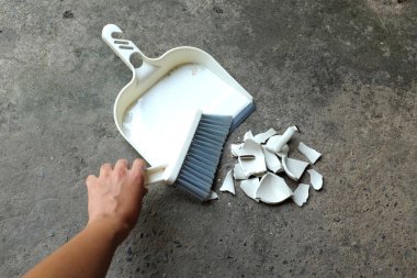 Asyalı kadın elleri süpürge tozu, kırık cam fırça ve çöp. Sağlık ve temizlik, temizlik, temizlik, hizmet, hijyen konsepti.