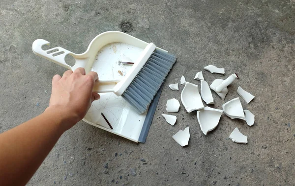 アジアの女性の手はほこり ブラシおよび塵が付いている壊れたガラス クリーニングの家 クリーンアップ サービス 衛生概念を掃除します — ストック写真