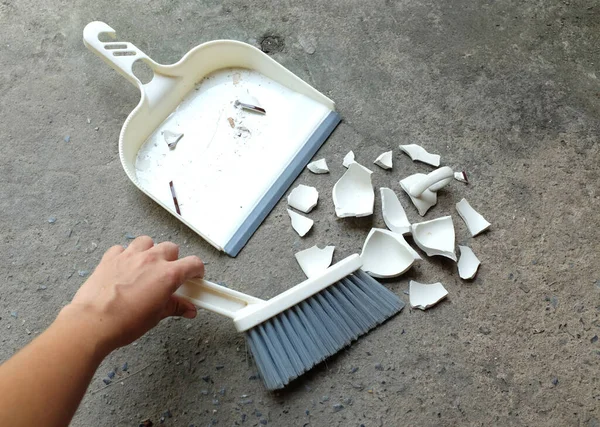 アジアの女性の手はほこり ブラシおよび塵が付いている壊れたガラス クリーニングの家 クリーンアップ サービス 衛生概念を掃除します — ストック写真