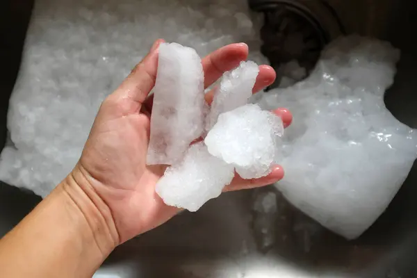 Ανθρώπινο Χέρι Κρατά Κρύσταλλοι Πάγου Από Καταψύκτη Στο Ψυγείο — Φωτογραφία Αρχείου