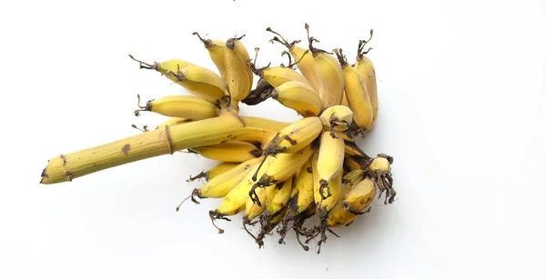 トップビュー 栽培されたバナナの新鮮な黄色い熟した束は白い背景で隔離された有機バナナのプランテーションです — ストック写真