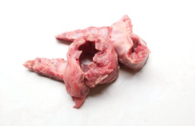 Bir yığın taze domuz pirzolası, kemiklerde çiğ et, tahta kesme tahtasındaki çiğ domuz kemiği beyaz bir arka planda izole edilmiş. yemek konsepti ve yemek konsepti reklam için