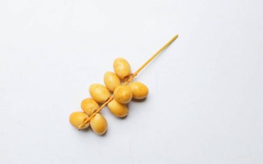 Üst ve düz palmiye uzanır Dactylifera veya beyaz arka planda izole hurma meyvesi