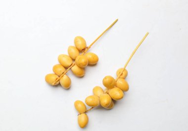 Üst ve düz palmiye uzanır Dactylifera veya beyaz arka planda izole hurma meyvesi