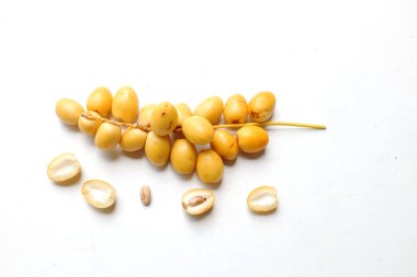 Üst ve düz palmiye uzanır Dactylifera veya beyaz arka planda izole hurma meyvesi