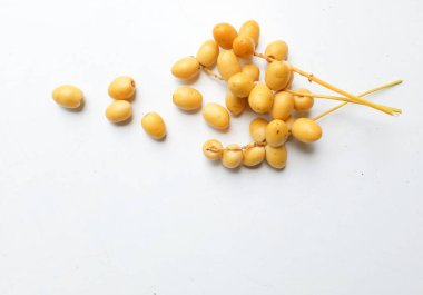 Üst ve düz palmiye uzanır Dactylifera veya beyaz arka planda izole hurma meyvesi