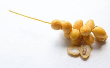 Üst ve düz palmiye uzanır Dactylifera veya beyaz arka planda izole hurma meyvesi