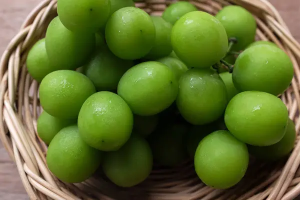 Ramo Uva Fresca Moscatel Verde Brillante Vitis Vinifera Hoja Cesta — Foto de Stock