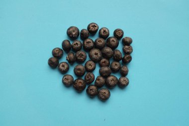 Mavi arka planda lezzetli taze sulu böğürtlenli düz kompozisyon. Sağlıklı yeme kavramı. Organik gıda, antioksidan, vitamin, mavi gıda. Yabanmersini desenli. Berrie taze.