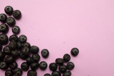 Mor arka planda lezzetli taze sulu böğürtlenlerle bezenmiş düz kompozisyon. Sağlıklı yeme kavramı. Organik gıda, antioksidan, vitamin, mavi gıda. Yabanmersini desenli. Berrie taze.