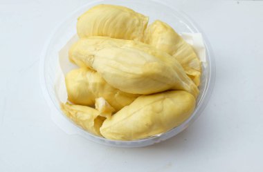 Taze olgun Durian posası beyaz bir zeminde izole edilmiş. Meyvelerin kralı Durian. Tropik meyve.