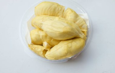 Taze olgun Durian posası beyaz bir zeminde izole edilmiş. Meyvelerin kralı Durian. Tropik meyve.