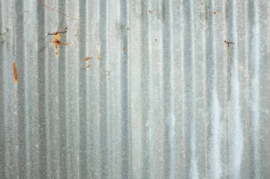 Üst manzara ve eski çinko duvar dokusu arkaplanı kapatın. Paslı galvanizli demir levha çiti. Paslı çinko kaplama duvar hasarı.