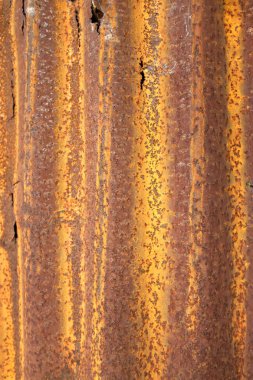 Üst manzara ve eski çinko duvar dokusu arkaplanı kapatın. Paslı galvanizli demir levha çiti. Paslı çinko kaplama duvar hasarı.