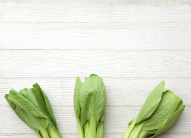 Taze taze taze organik çikolatalı choy sum ya da bok choy izolasyonu beyaz bir arka planda. Asya 'da yemek pişirmek için sebze. Çin Sebzesi