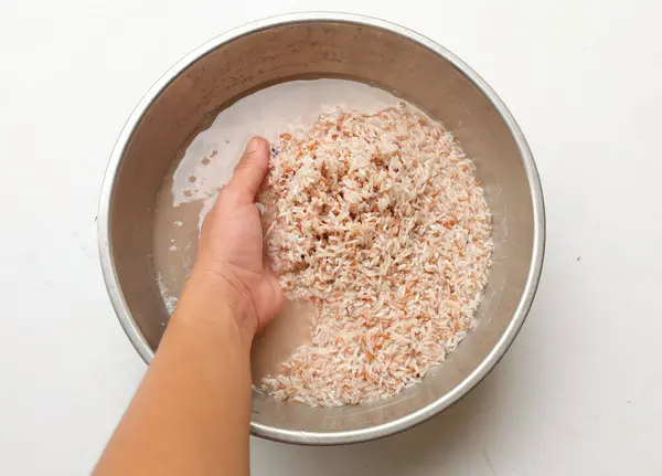 男子亚洲人将生红米用容器洗干净 健康的稻顶和扁平的铺盖 — 图库照片