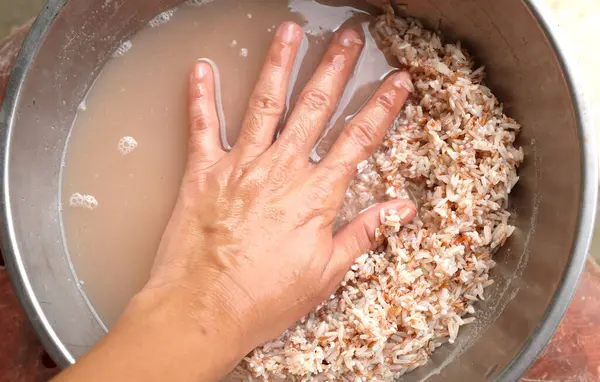Vrouw Aziatisch Wast Rijst Biologisch Rauw Rood Een Container Gezond — Stockfoto