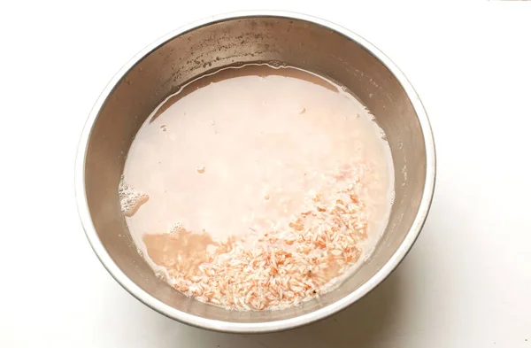 Απορροφούν Βιολογικό Ωμό Κόκκινο Ρύζι Δοχείο Νερό Πριν Μαγειρέψουν Υγιές — Φωτογραφία Αρχείου