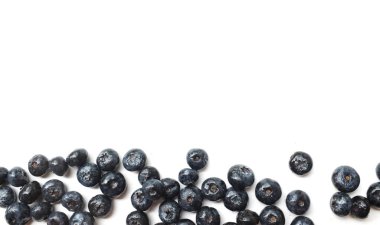 Üst ve düz bir zemin üzerinde taze organik sulu yaban mersinleri, olgun tatlı yaban mersinli izolasyon beyaz zemin üzerinde uzanıyor. Yabanmersini arka planı. Metnin için kopyalama alanı ile. Vejetaryen ve vejetaryen. Sağlıklı meyve, konsept antioksidan., 