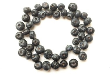 Taze organik sulu yaban mersini, olgun tatlı yaban mersini, beyaz bir arkaplanda izole edilmiş. Yabanmersini arka planı. Metnin için kopyalama alanı ile. Vejetaryen ve vejetaryen. Sağlıklı meyve, konsept antioksidan., 