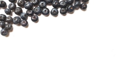 Üst ve düz bir zemin üzerinde taze organik sulu yaban mersinleri, olgun tatlı yaban mersinli izolasyon beyaz zemin üzerinde uzanıyor. Yabanmersini arka planı. Metnin için kopyalama alanı ile. Vejetaryen ve vejetaryen. Sağlıklı meyve, konsept antioksidan., 