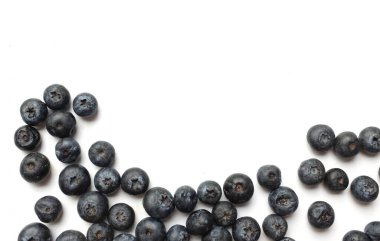 Taze organik sulu yaban mersini, olgun tatlı yaban mersini, beyaz bir arkaplanda izole edilmiş. Yabanmersini arka planı. Metnin için kopyalama alanı ile. Vejetaryen ve vejetaryen. Sağlıklı meyve, konsept antioksidan., 