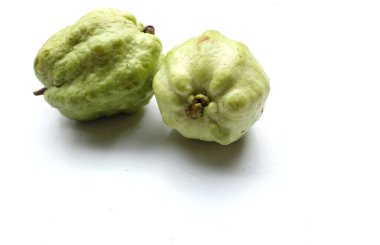 Taze yeşil Guava (Psidium guajava L.) beyaz arkaplanda izole edilmiş meyve. Tropik egzotik meyveler ve sağlıklı meyveler, diyet ve Tayland 'ın vejetaryen gıdası