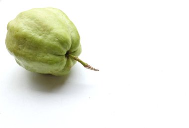 Taze yeşil Guava (Psidium guajava L.) beyaz arkaplanda izole edilmiş meyve. Tropik egzotik meyveler ve sağlıklı meyveler, diyet ve Tayland 'ın vejetaryen gıdası