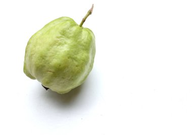 Taze yeşil Guava (Psidium guajava L.) beyaz arkaplanda izole edilmiş meyve. Tropik egzotik meyveler ve sağlıklı meyveler, diyet ve Tayland 'ın vejetaryen gıdası