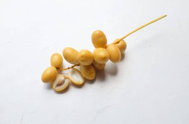 Palmiye anka kuşu dactylifera bir demet sarı meyve veya beyaz arka planda izole hurma meyvesi. Sağlıklı yiyecek, geleneksel, lezzetli ve sağlıklı ramazan.