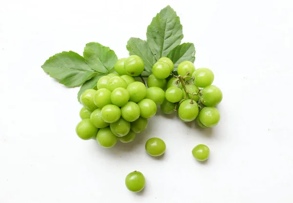 Ramo Uvas Frescas Moscatel Verde Dulce Vitis Vinifera Con Hojas — Foto de Stock