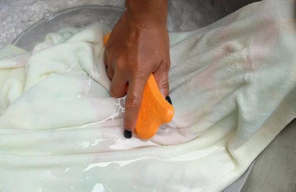 Asiático Dona Casa Mãos Pano Escova Toalhas Brancas Coloridas Com — Fotografia de Stock
