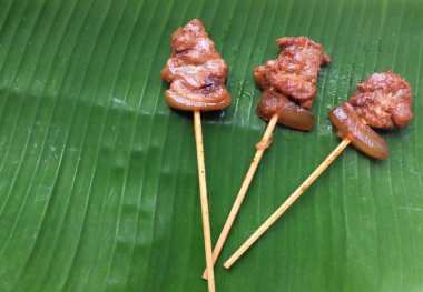 Izgara domuz eti yeşil muz yaprağının üzerine koymak Taylandlılar için kolay yenen bir yemektir, kahvaltıda popülerdir..