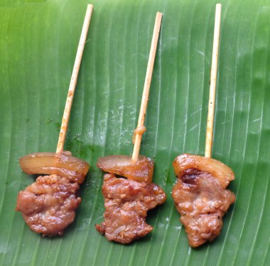 Izgara domuz eti yeşil muz yaprağının üzerine koymak Taylandlılar için kolay yenen bir yemektir, kahvaltıda popülerdir..