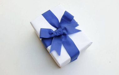 Bir kuşbakışı fotoğraf kutusu beyaz mavi kurdele yay ile boş bir arkaplan ile izole