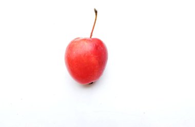 Taze organik olgun kırmızı cüce elma, prenses elması, mini elma, küçük elma, kiraz elması, beyaz arka planda izole edilmiş parlak kırmızı elmalar. Sağlıklı meyve kavramı.