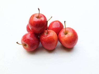 Taze organik olgun kırmızı cüce elma, prenses elması, mini elma, küçük elma, kiraz elması, beyaz arka planda izole edilmiş parlak kırmızı elmalar. Sağlıklı meyve kavramı.
