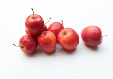 Taze organik olgun kırmızı cüce elma, prenses elması, mini elma, küçük elma, kiraz elması, beyaz arka planda izole edilmiş parlak kırmızı elmalar. Sağlıklı meyve kavramı.