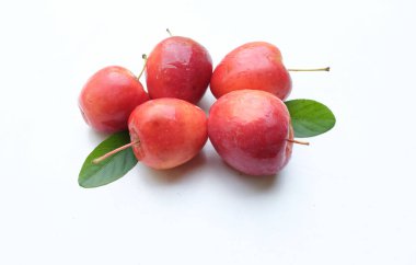 Taze organik olgun kırmızı cüce elma, prenses elması, mini elma, küçük elma, kiraz elması, yeşil yapraklı parlak kırmızı elmalar beyaz arka planda izole edilmiş. Sağlıklı meyve kavramı.