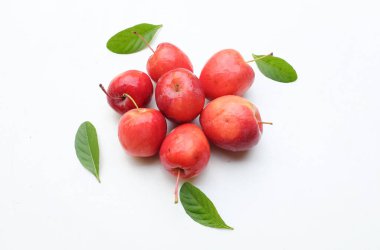 Taze organik olgun kırmızı cüce elma, prenses elması, mini elma, küçük elma, kiraz elması, yeşil yapraklı parlak kırmızı elmalar beyaz arka planda izole edilmiş. Sağlıklı meyve kavramı.