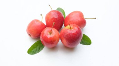 Taze organik olgun kırmızı cüce elma, prenses elması, mini elma, küçük elma, kiraz elması, yeşil yapraklı parlak kırmızı elmalar beyaz arka planda izole edilmiş. Sağlıklı meyve kavramı.