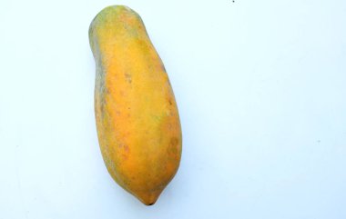 Beyaz arka planda izole edilmiş tatlı olgun papaya meyvesi. Sağlıklı beslenme için sebze ve meyve.