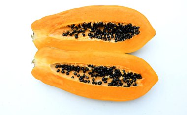 tatlı olgun papaya meyveli papaya dilimlenmiş ve beyaz arka planda yarı izole edilmiş. Sağlıklı beslenme için sebze ve meyve.