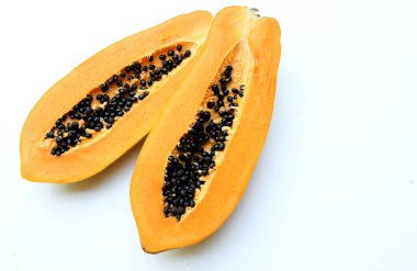 tatlı olgun papaya meyveli papaya dilimlenmiş ve beyaz arka planda yarı izole edilmiş. Sağlıklı beslenme için sebze ve meyve.
