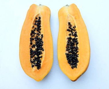 tatlı olgun papaya meyveli papaya dilimlenmiş ve beyaz arka planda yarı izole edilmiş. Sağlıklı beslenme için sebze ve meyve.